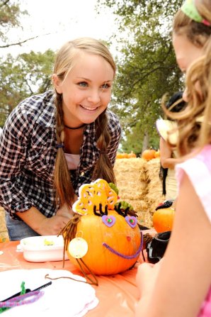 Paige Rothe helps Jordan Shuttleworth decorate her pumpkin at the 2008 Auburn Community Festival. (Auburn CA, 2008)